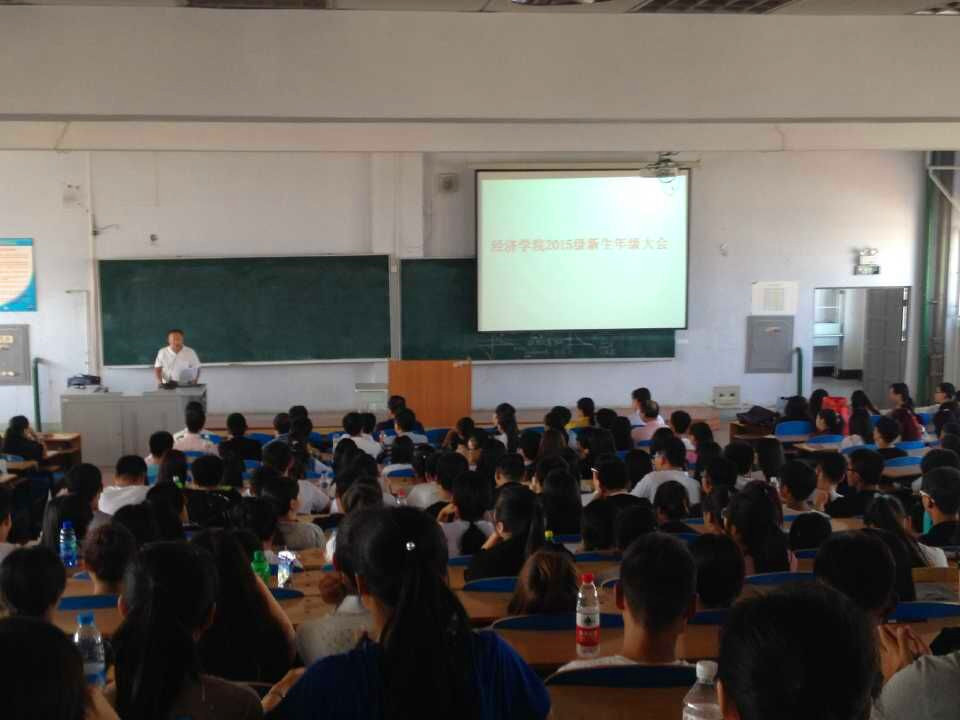 周凤臣书记向新生介绍全员教师