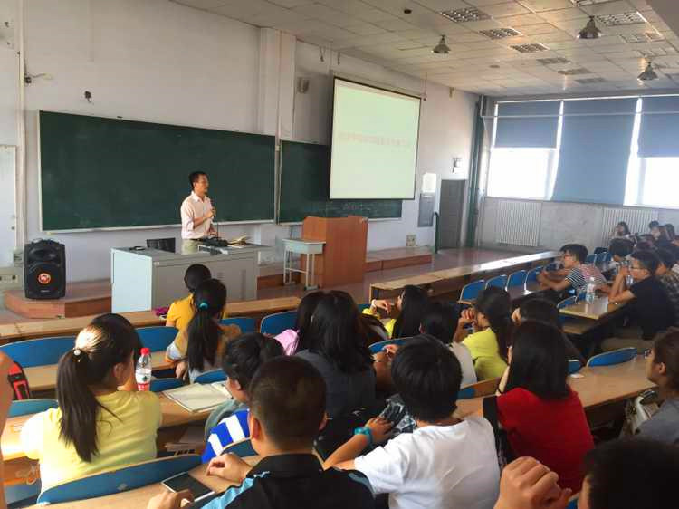 胡旭主任介绍学团工作