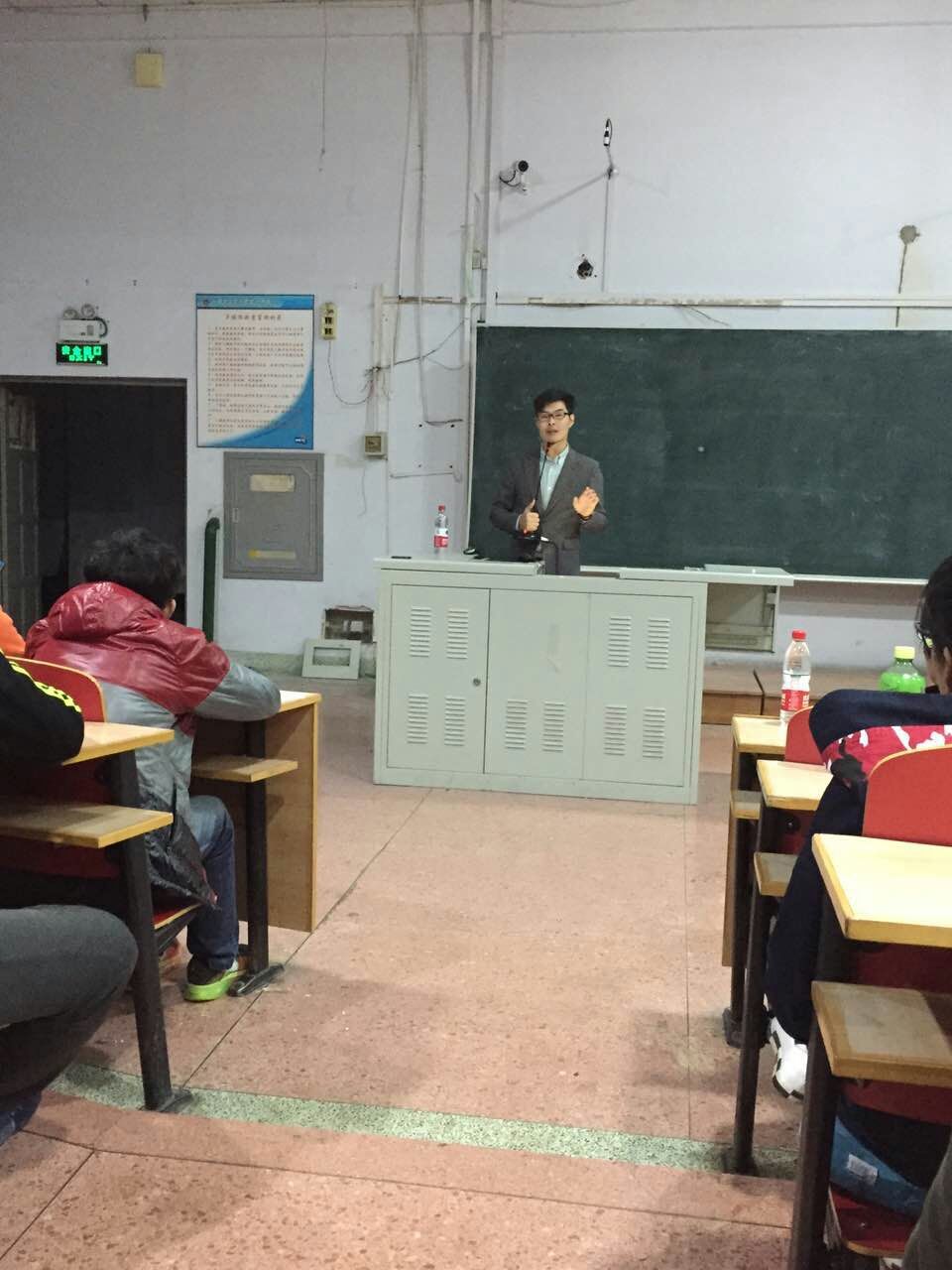 刘威正在做报告