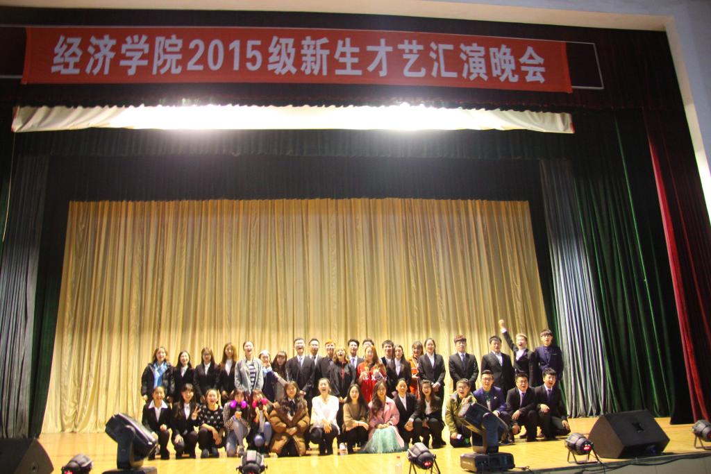 艺术团全体演职人员合影留念