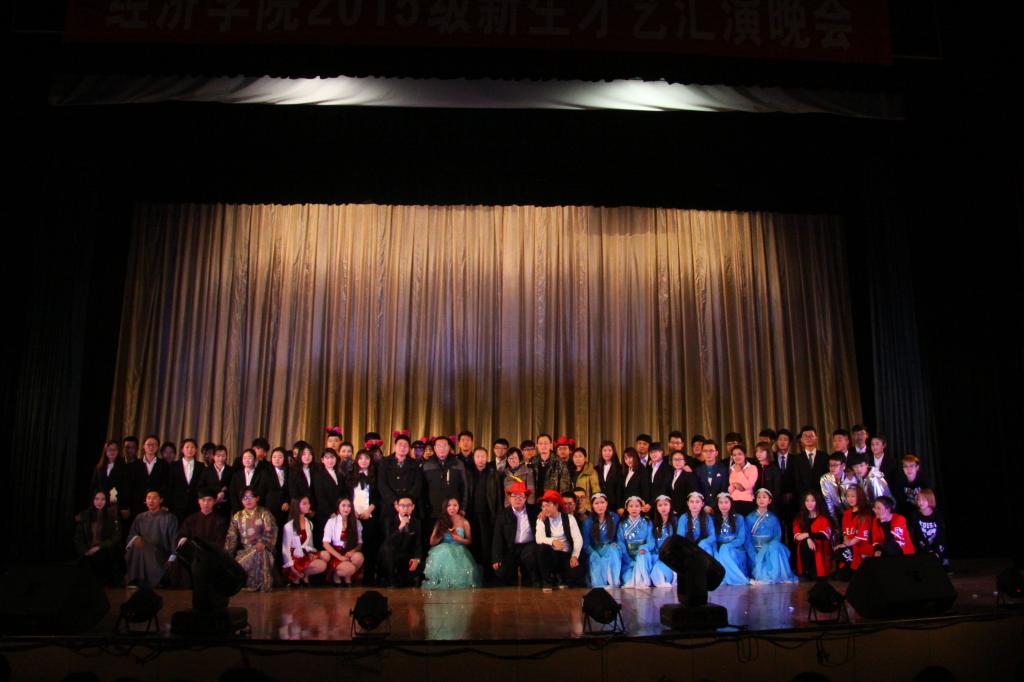 院领导和全体演员合影留念