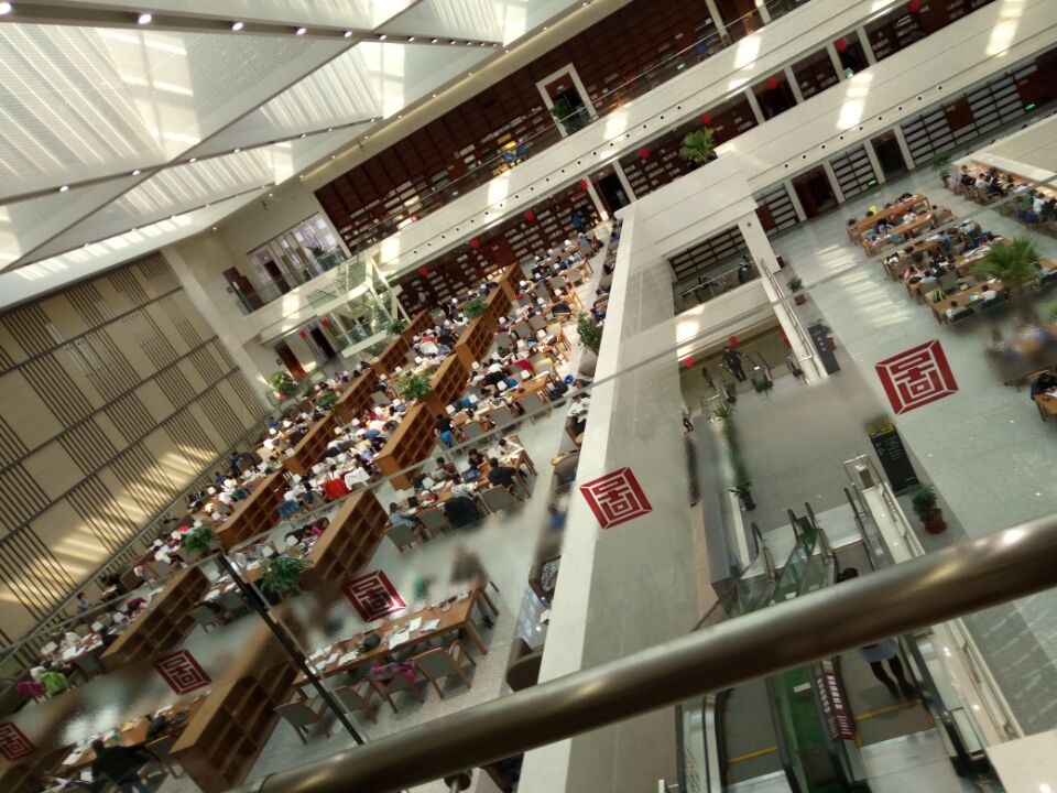 同学们参观吉林省图书馆