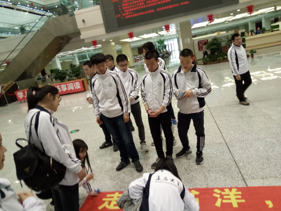 同学们在吉林省图书馆一楼举办知识竞答活动