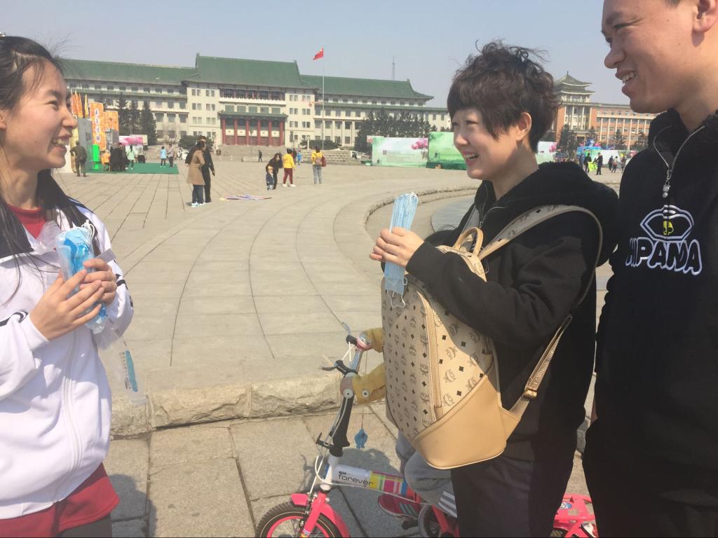 为参与活动的市民发放小礼品,鼓励市民运动健身