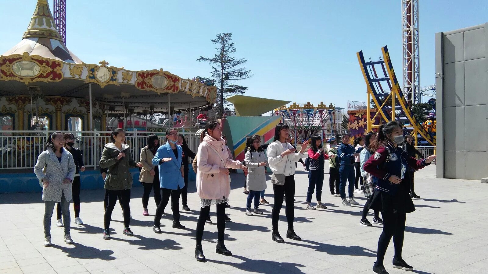 “快闪”舞蹈吸引了很多市民